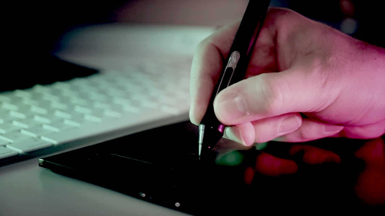 Een ontwerp wordt met een stylus op een tekentablet uitgewerkt